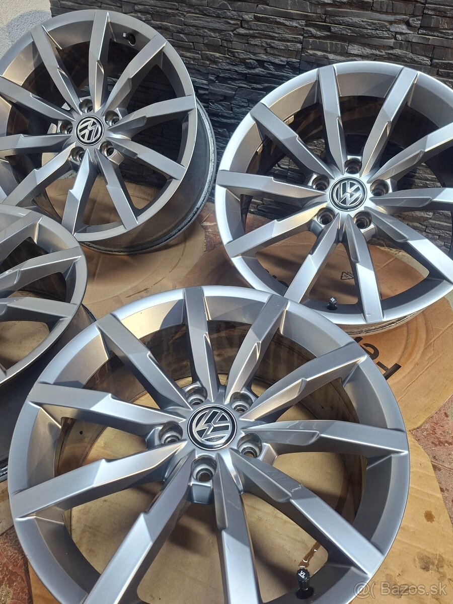 Monterey R18 VolkswagenB8 8.5 R line top stav - 3