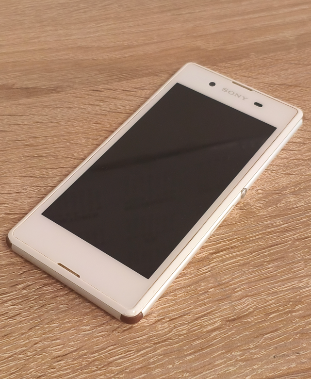 Predám mobil Sony Xperia E3 - 3