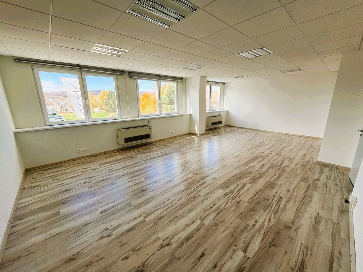 Prenájom kancelárskeho priestoru 41 m2 s parkovaním Pezinok, - 3