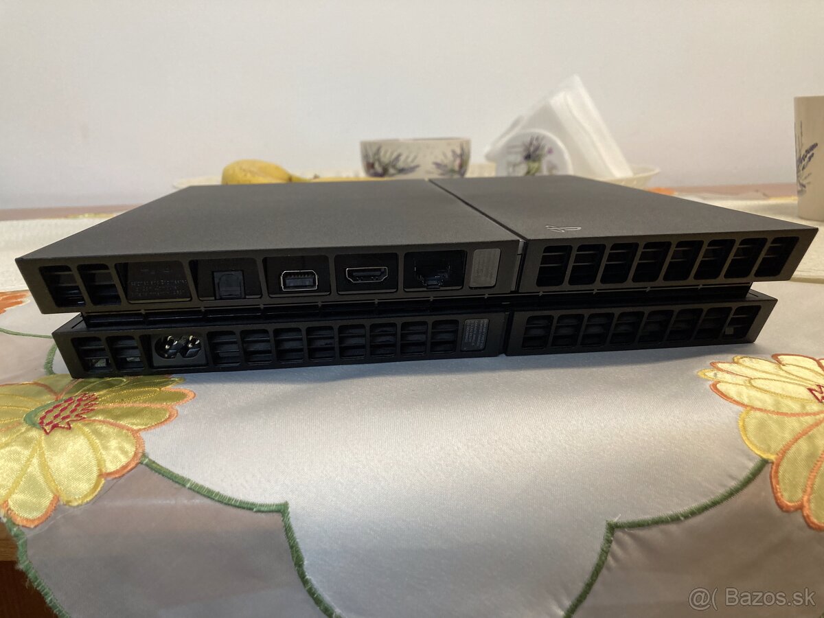 PS4 500GB + hry a ovládače - 3