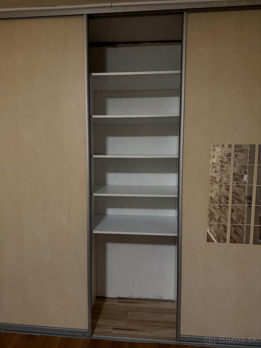 Predám vstavanú skriňu s posuvnými dverami – 340 × 62 × 260 - 3