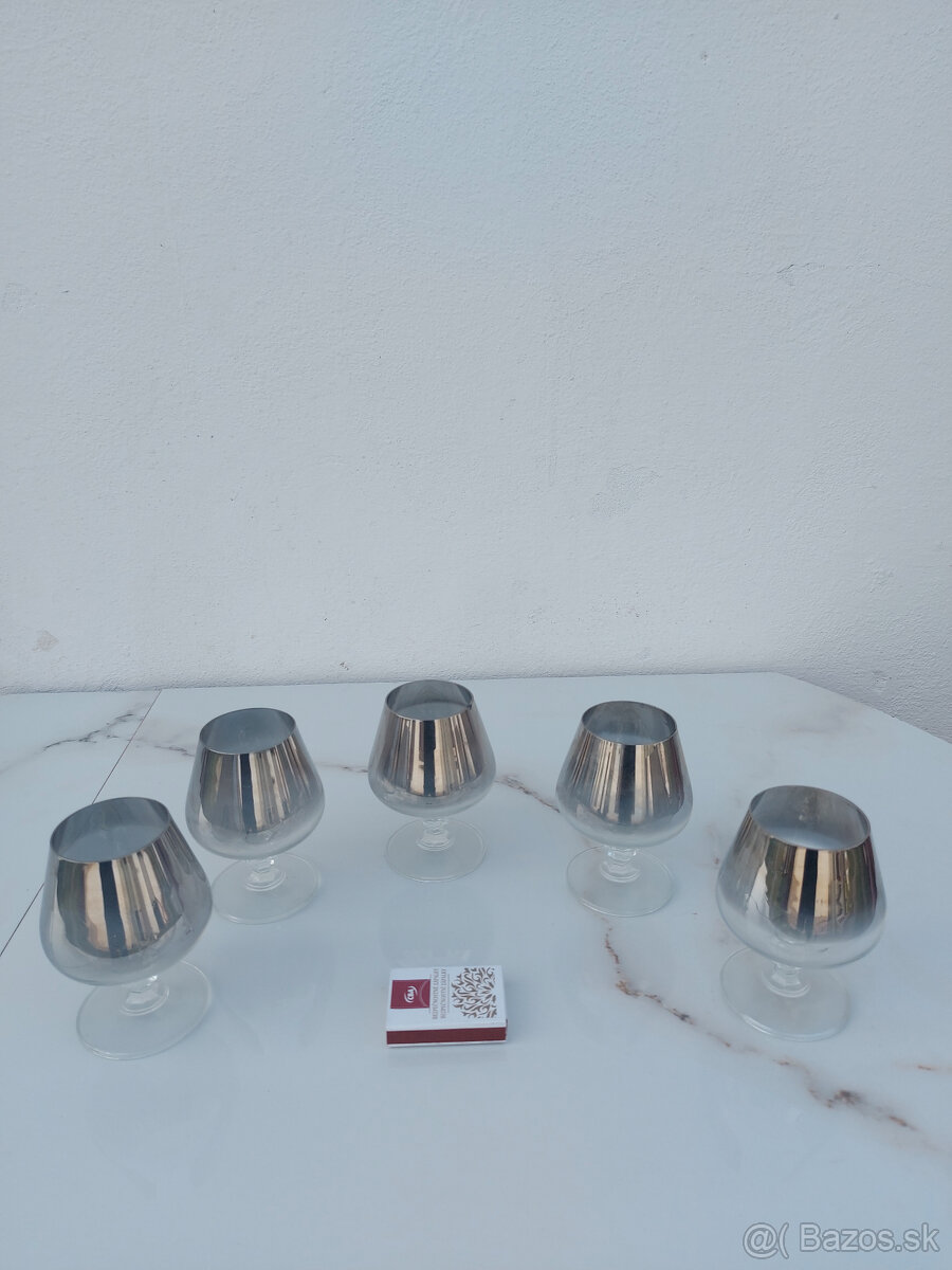 Slko a keramika z vitríny - 3