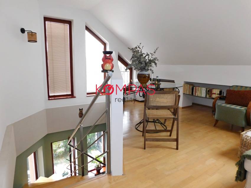 KRÁSNY RODINNÝ DOM SO ZÁHRADOU A DREVENÝM ALTÁNKOM V OBCI LU - 3