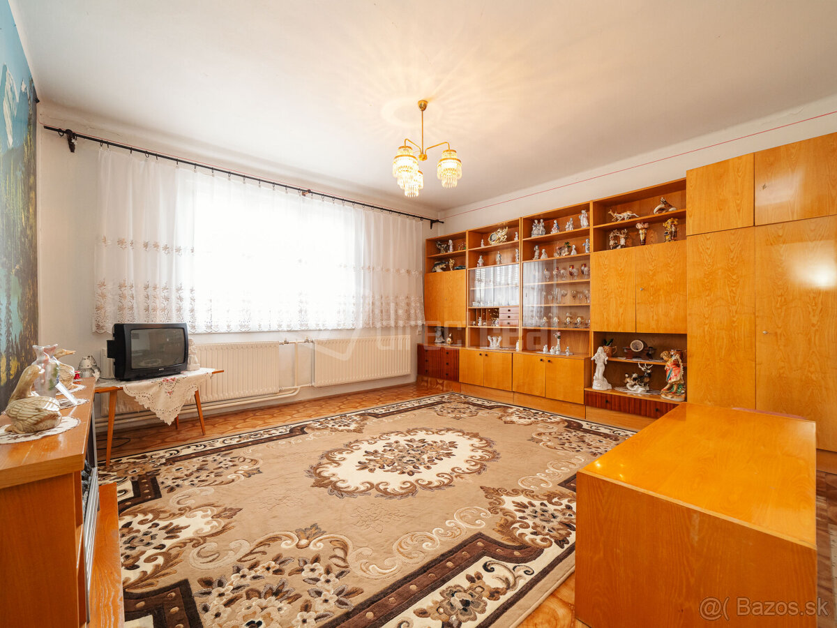 Priestranný 4-izbový rodinný dom s pekným pozemkom, g… - 3