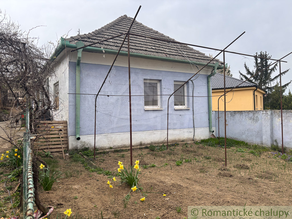 Starší rodinný dom s 20 á pozemkom v Sasinkove na predaj - 3