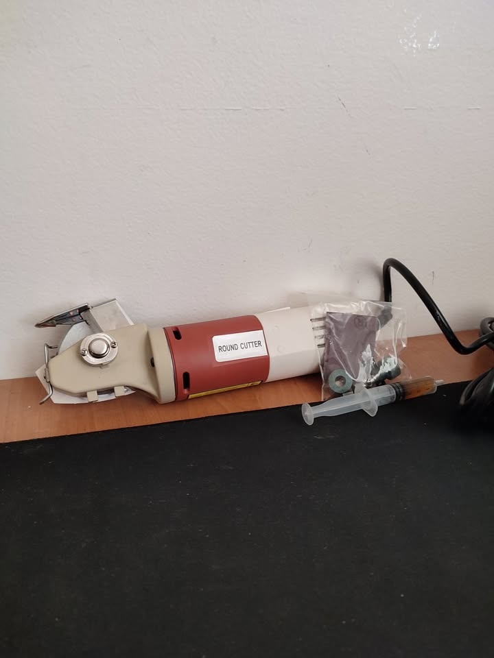 Kotoučová elektrická řezačka na textil, koberce, apod. - 3