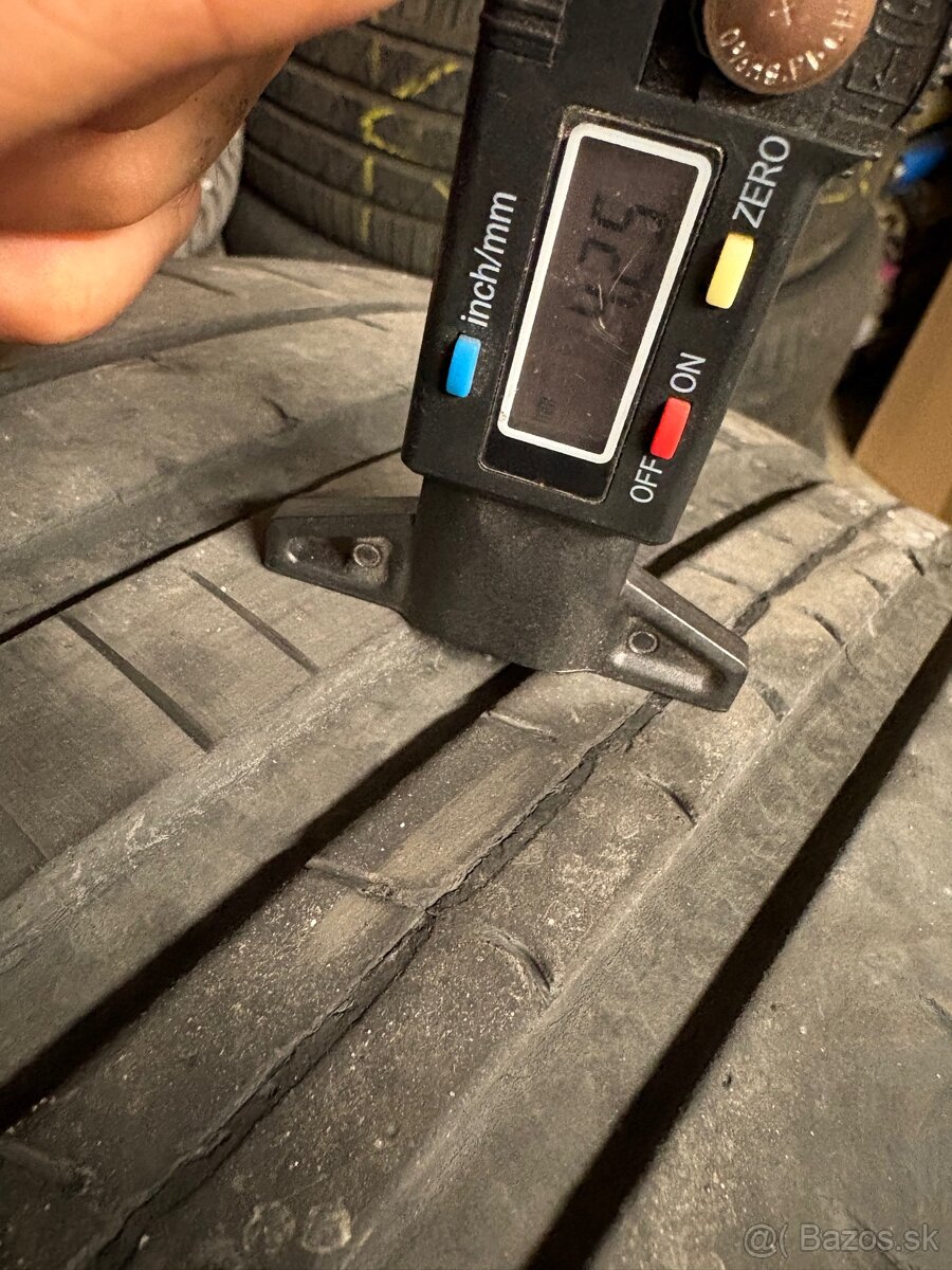 Pirelli 275/40 R22 - 3
