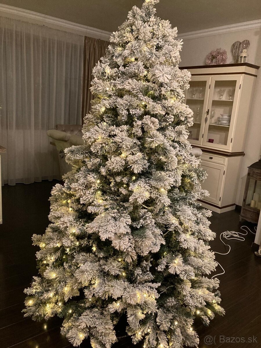 Vianočný stromček s LED osvetlením 2,2m - 3