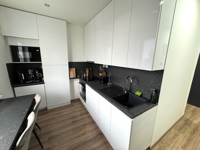 Na predaj 2 izbový tehlový byt v centre s garážou - 3