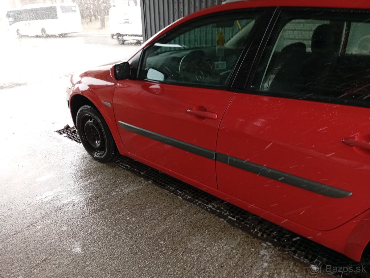 Predám Renault Megane 2 .1,4 72kw benzin - 3