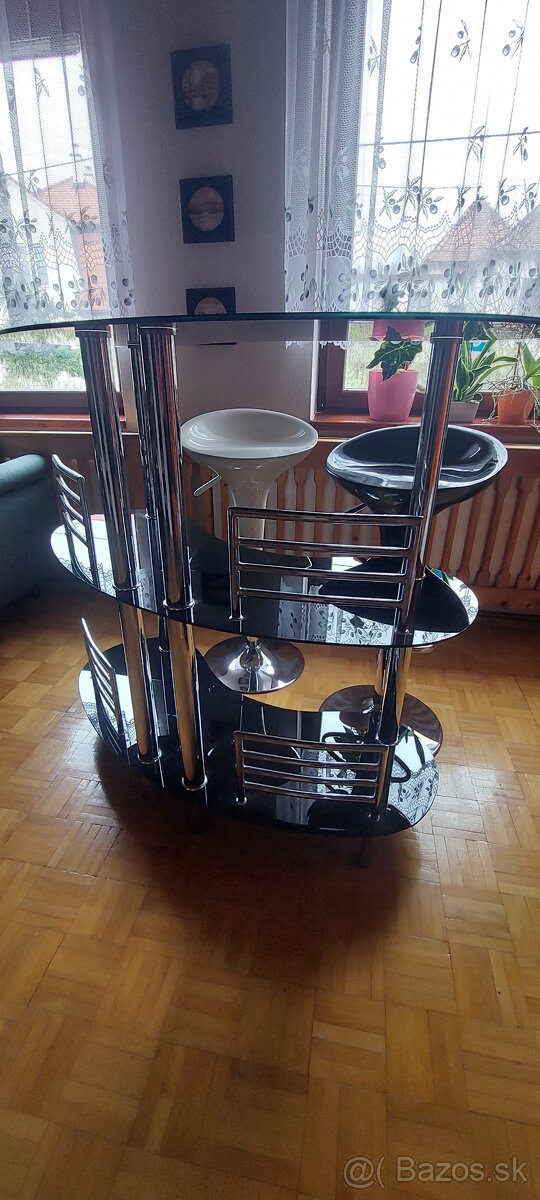Barovy stol aj s otacajucimi barovymi stolickami - 3