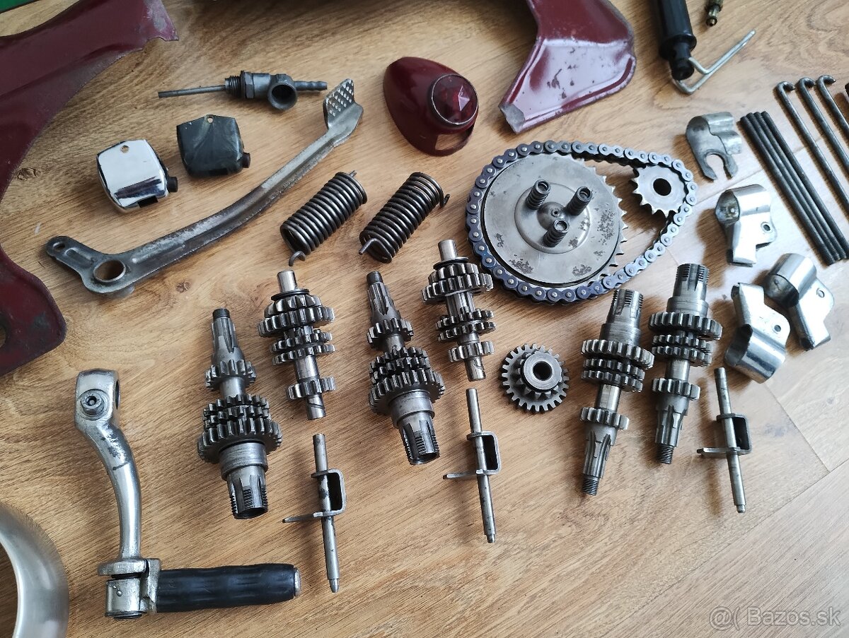 Prodám náhradní diely pro JAWA 550 pařez a jawa 555 - 3