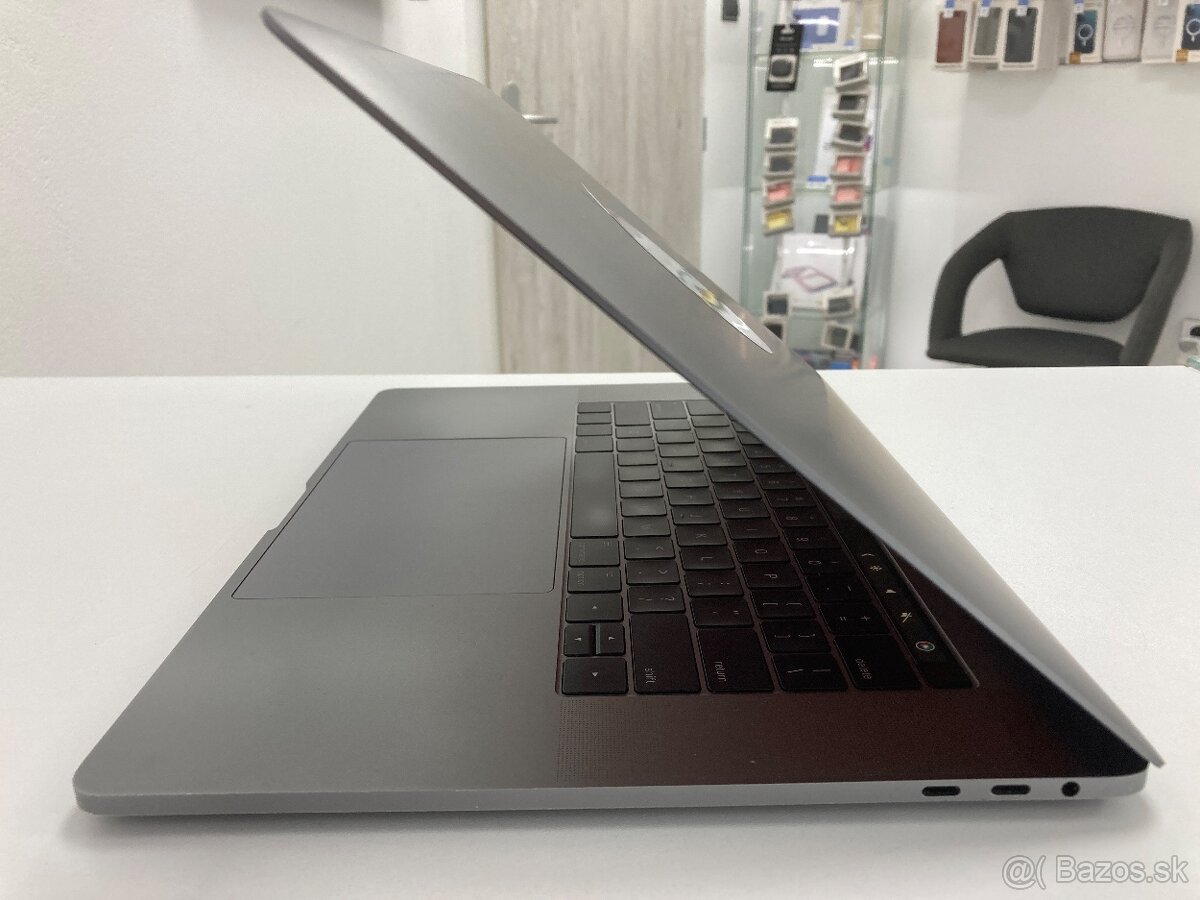 Apple MacBook Pro 15" 2017 Space Gray 16GB/1TB - 326 cyklov - 3