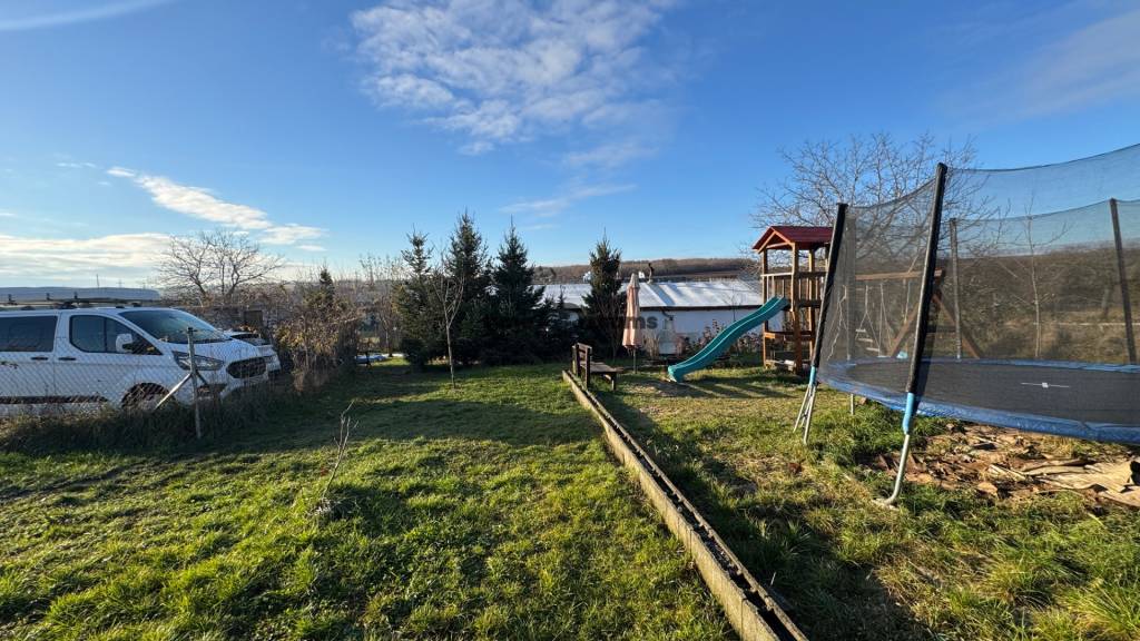 NA PREDAJ 870m2 pozemok Nitra - Čermáň - 3