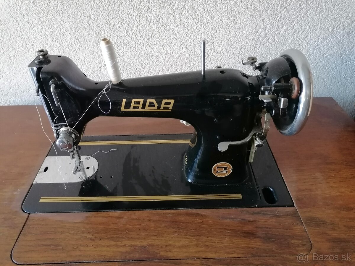 Predám šijací stroj Lada - 3
