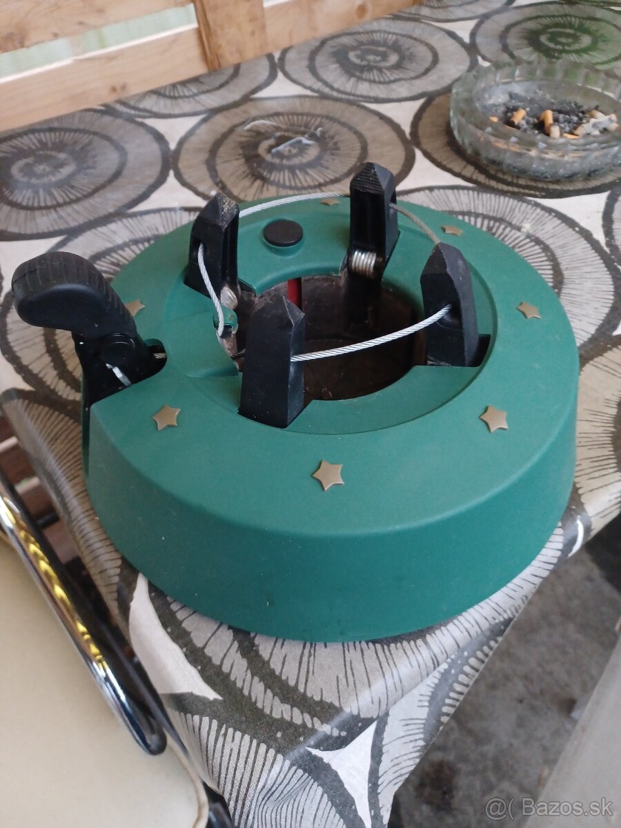 Stojan na vianocný stromcek z vodou - 3