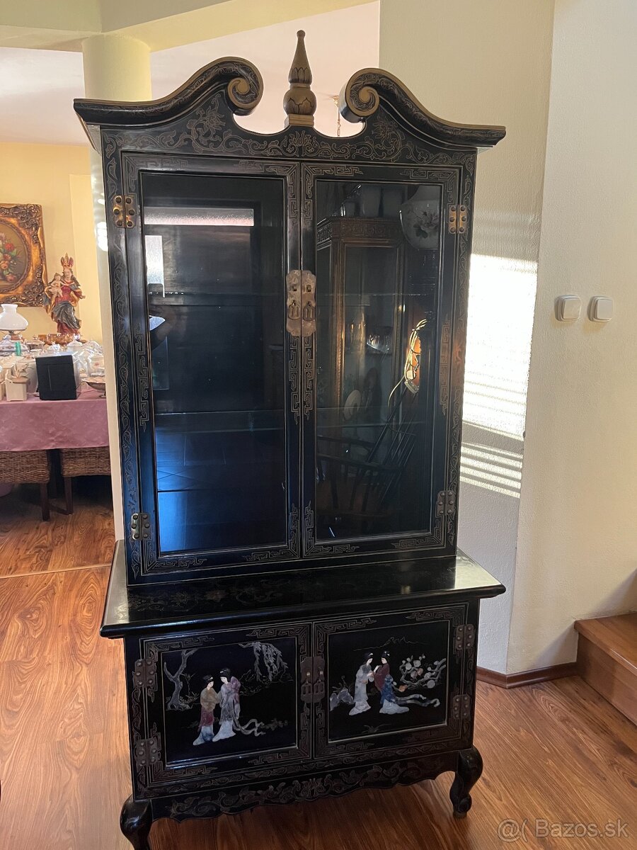 Drevená vitrína s Čínskym motívom - 3
