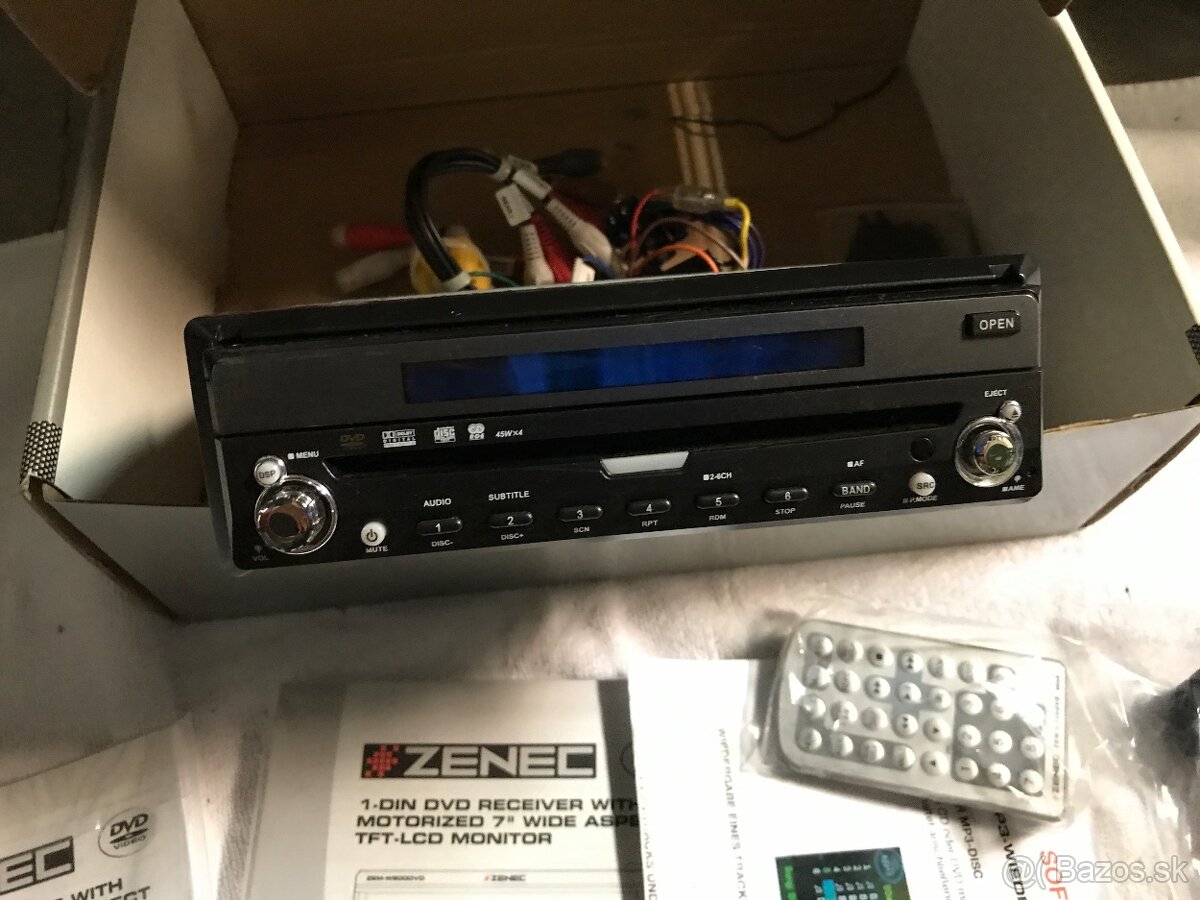 Autorádio s výsuvným displejom - 3