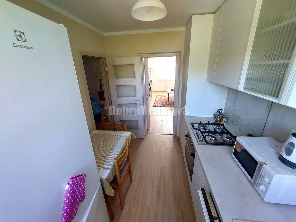 PRENÁJOM: KRÁSNY, VEĽKÝ 3 IZBOVÝ BYT S LOGGIOU, THK - 3