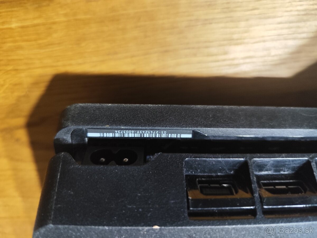 PlayStation 4 Slim - 3