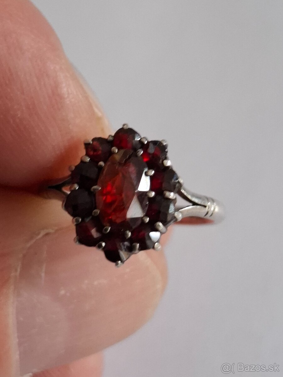Strieborný prsteň s českými granátikmi 2 - 3