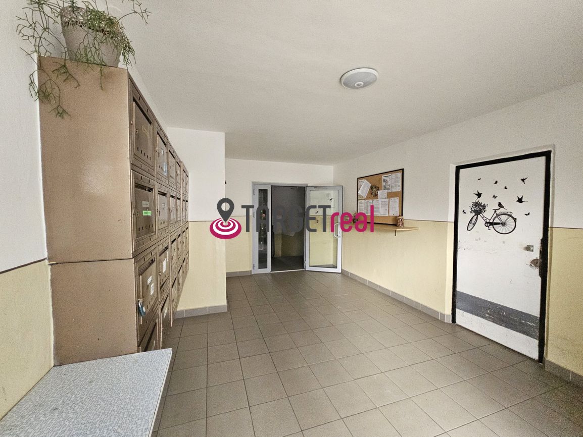 Na predaj veľký kompletne zariadený 3-izbový byt v centre Pi - 3