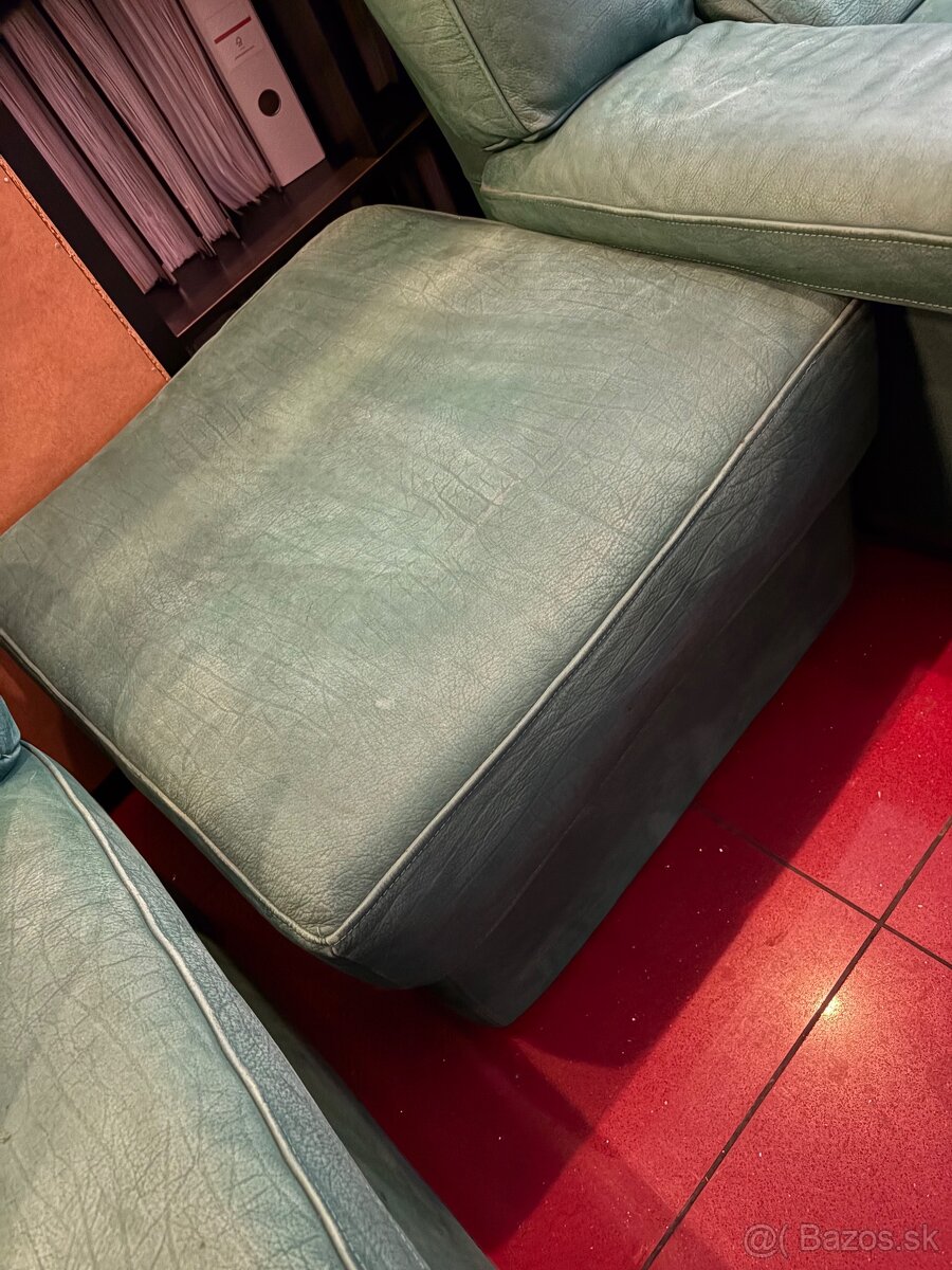 Zelena kozenna sedacka, rozkladacia 2+3 a taburet - 3