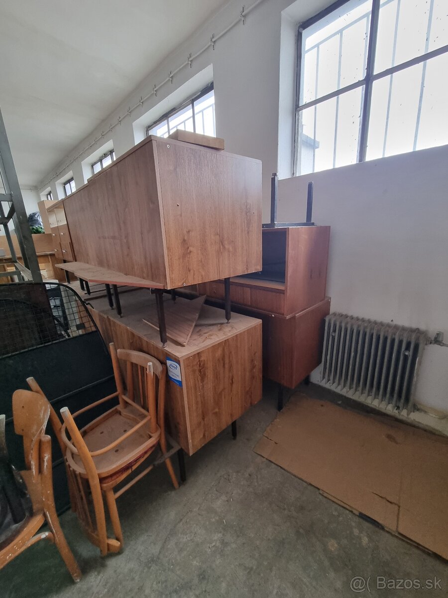 Kancelarsky nábytok,postele - 3