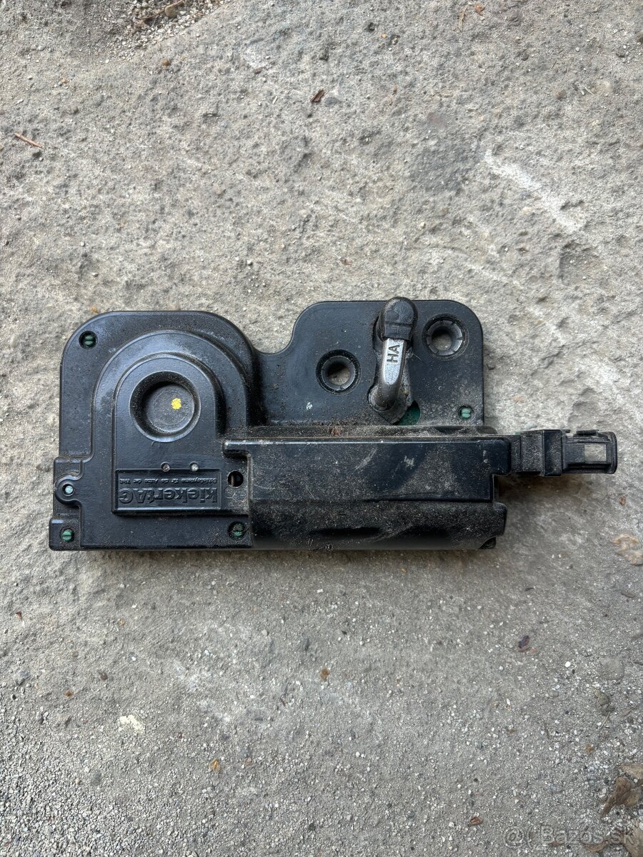 6r0827469c 3c5827469j golf passat klucka kufrovych dvery - 3