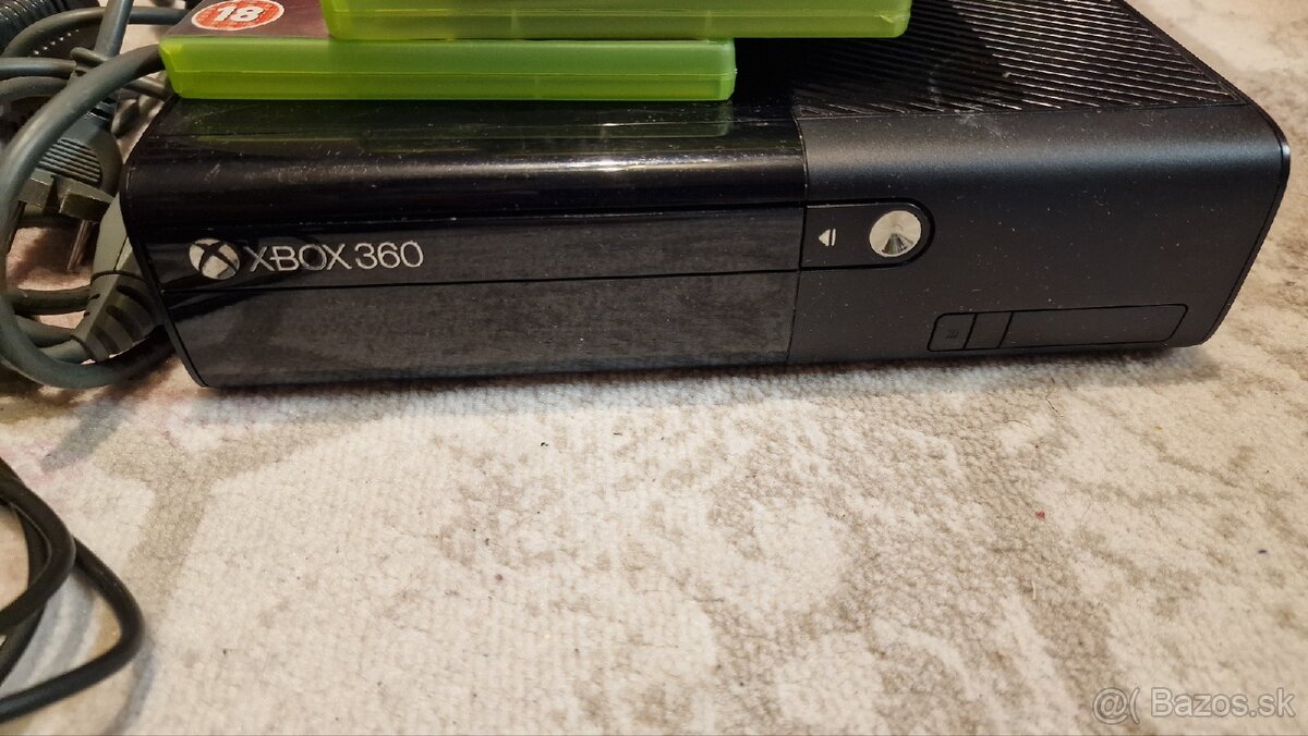 XBOX 360 E, 500Gb HDD + OVLADAC + 3 HRY - 3