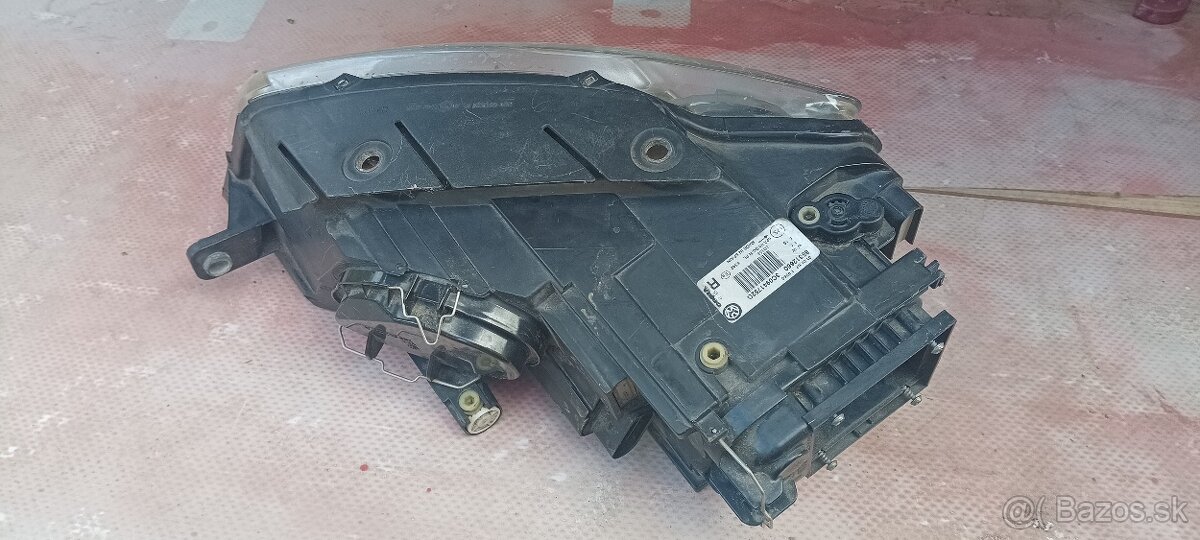 Predávam predný pravý reflektor xenon. - 3