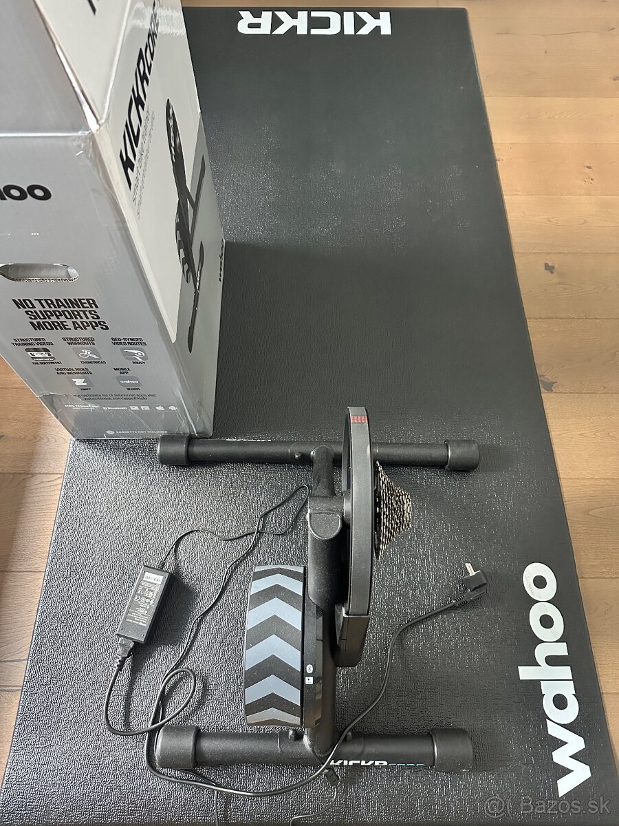 Wahoo KICKR CORE SMART cyklotrenažér s kazetou a podložka - 3