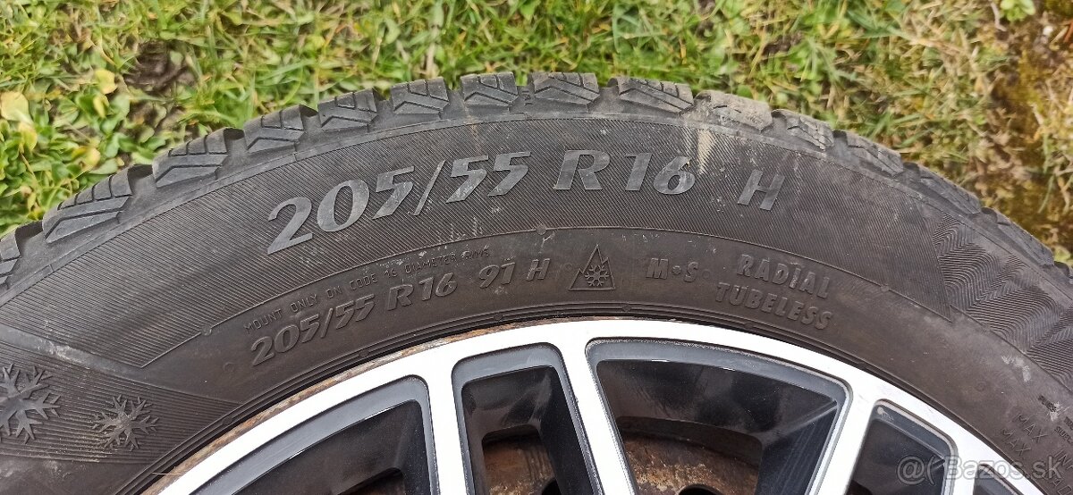 Zimné 205/55 R16 + disky a puklice - 3