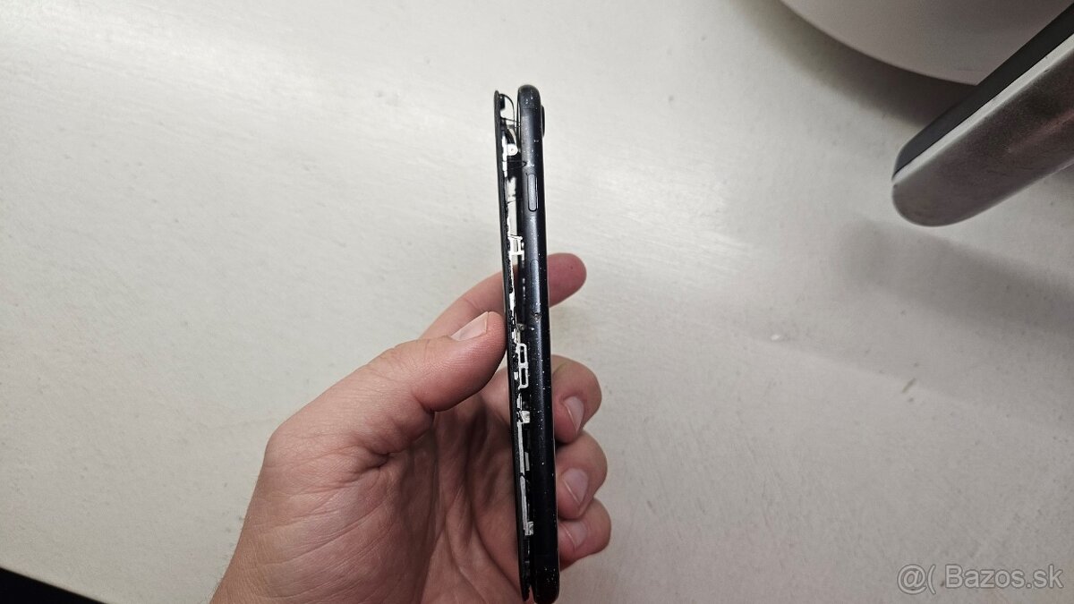Apple iPhone 7 - reštartuje sa, na diely - 3