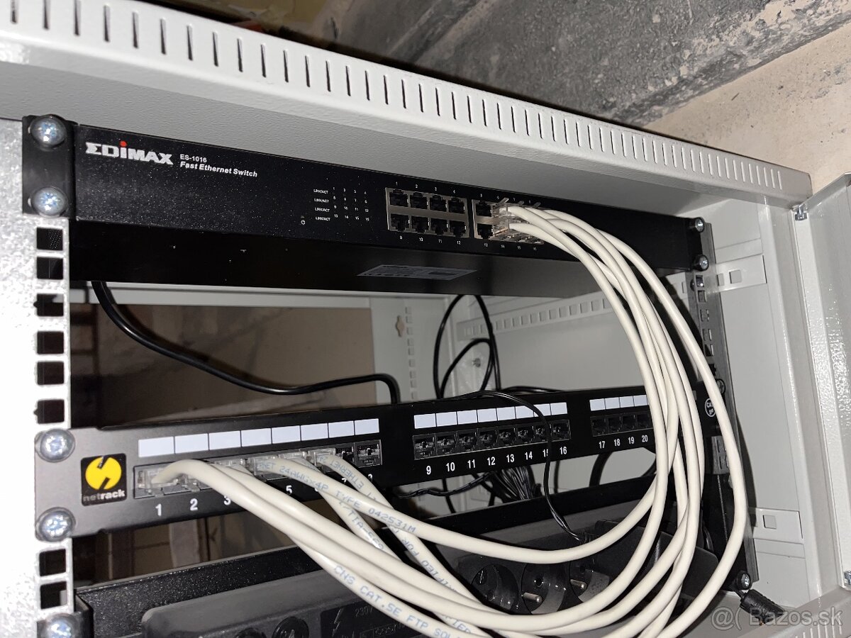 Dátový rozvádzač (Rack) Netrack 19" s výbavou + kľúče - 3