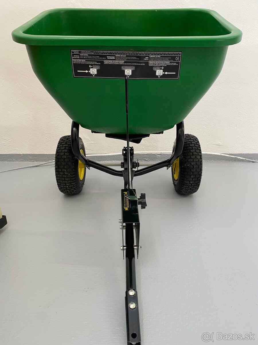 Rozmetadlo hnojiva JOHN DEER - 3