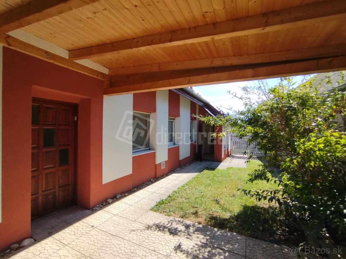 Pekný dom na slnečnom pozemku s bazénom a jazierkom - 3