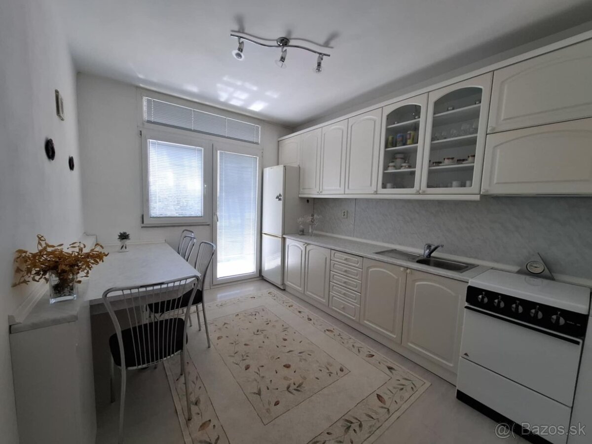 NA PREDAJ - 3 izb. byt s garážou, Prievidza - 3