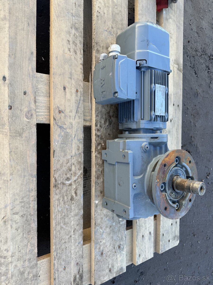 ELEKTROMOTOR S PREVODOVKOU 17 ot/min - 3