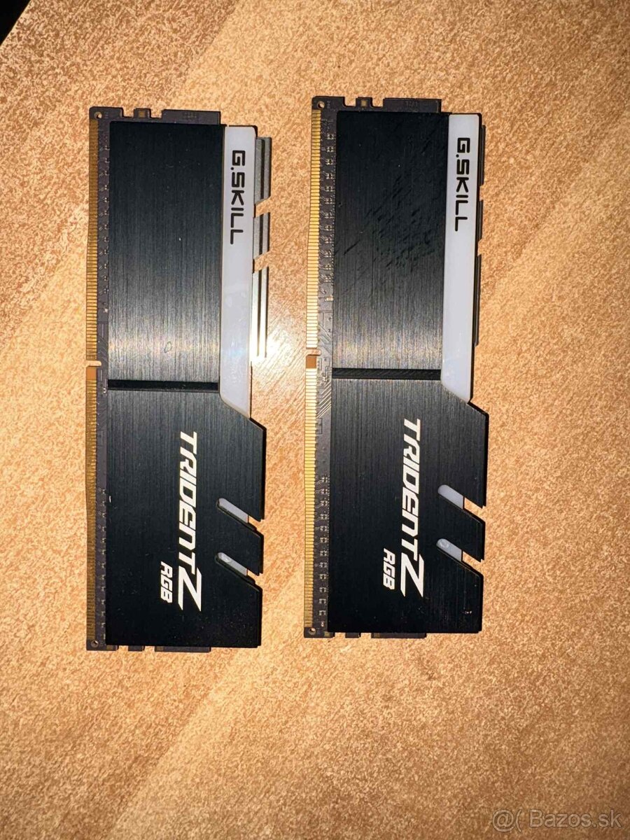 RAM - F4-2400C15D-16GTZR - 3