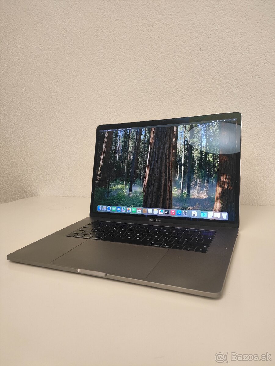 MacBook Pro 15" 2018 | i7 • 16GB • 256GB - 3