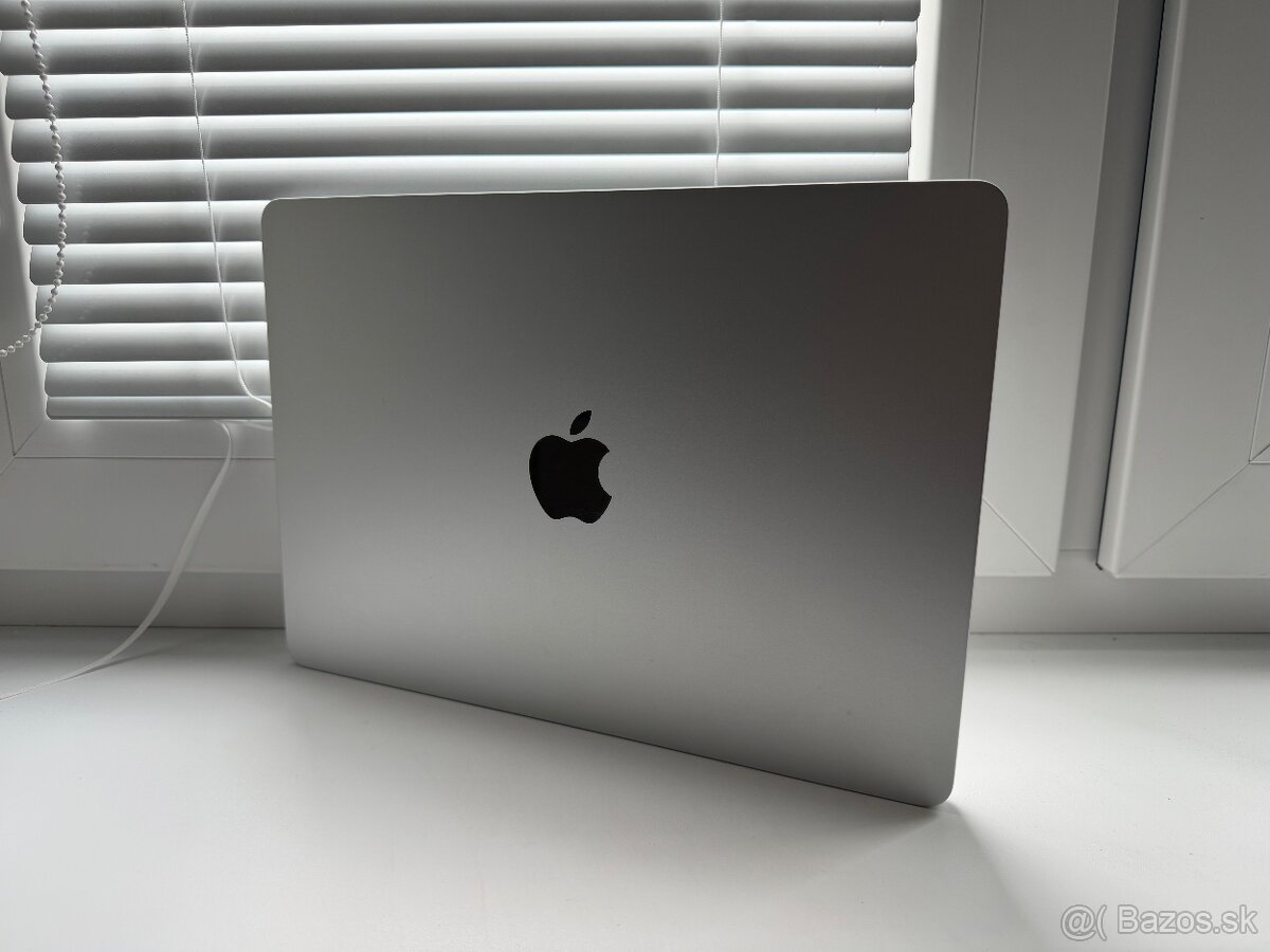 MacBook Air 13" M3 8/256GB - 3