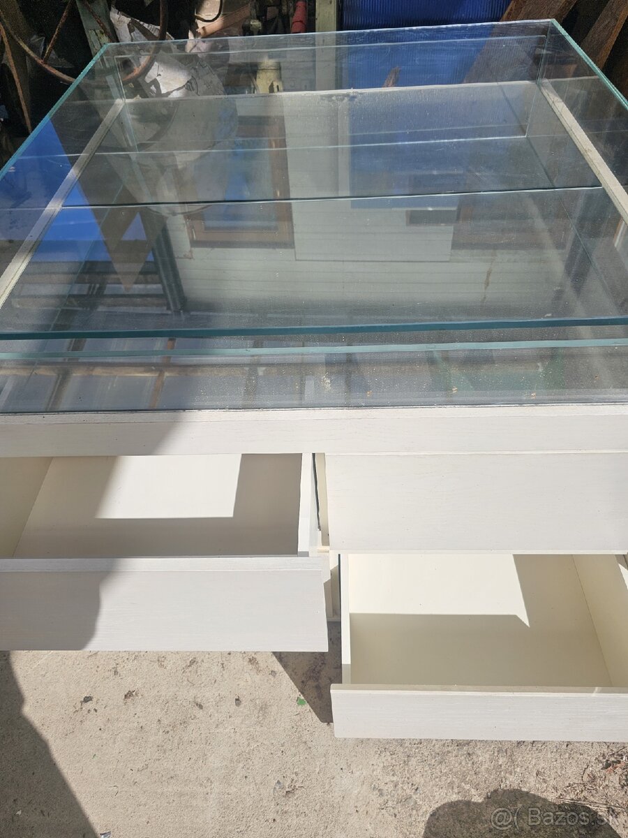 Vitrína sklenená s úložným priestorom - 3