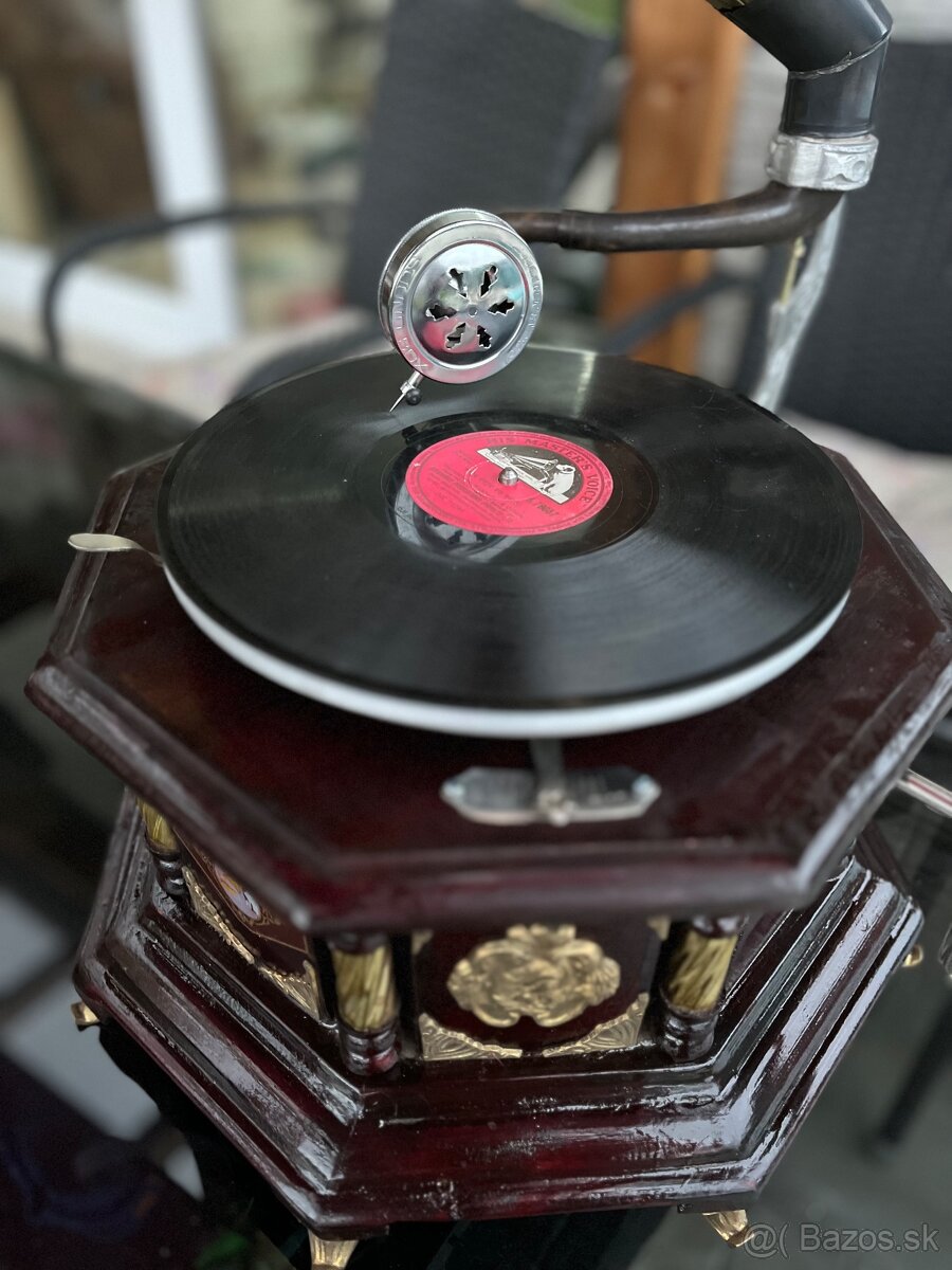 Gramofón s kľukou prehráva staré šelakové platne - 3