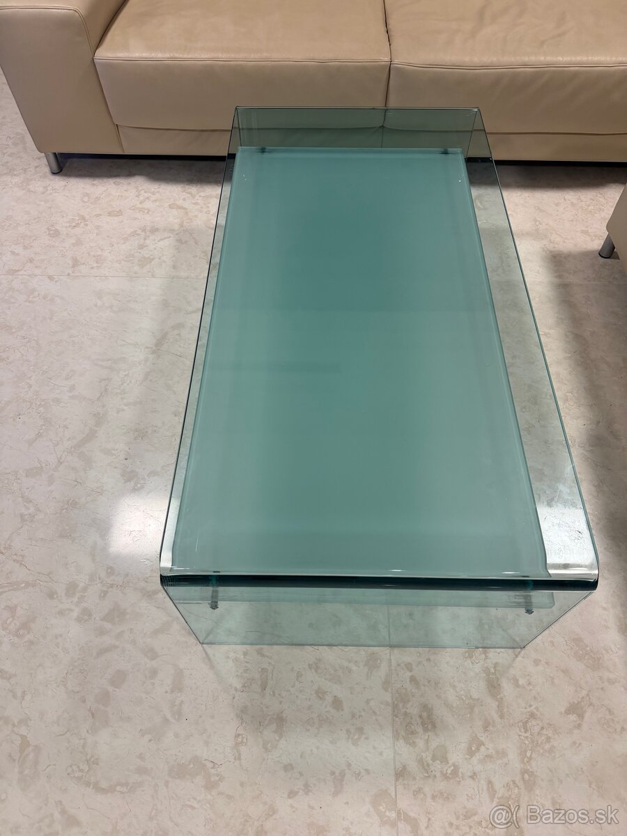 Skleneny konferecny stolik - 3