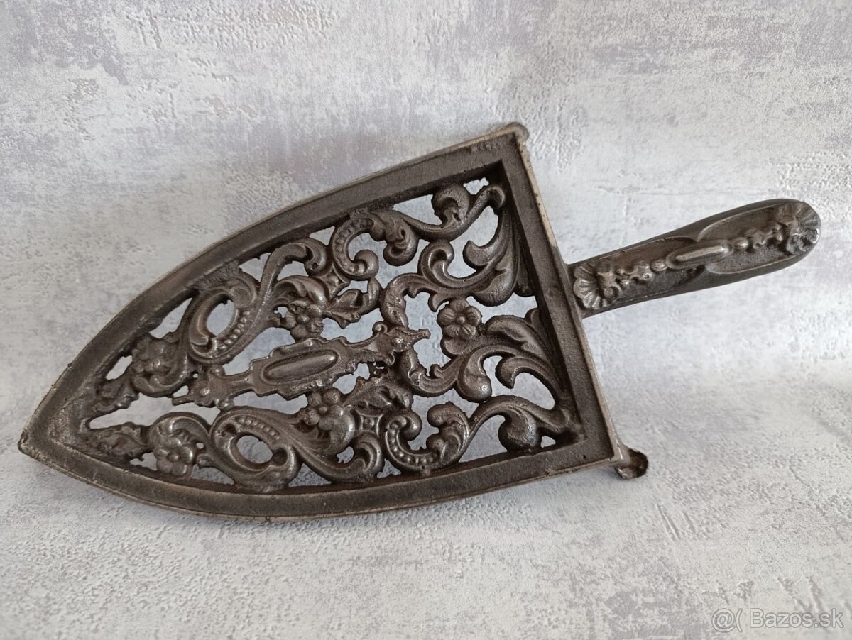 Velmi stará velká podložka pod starou žehličku. - 3