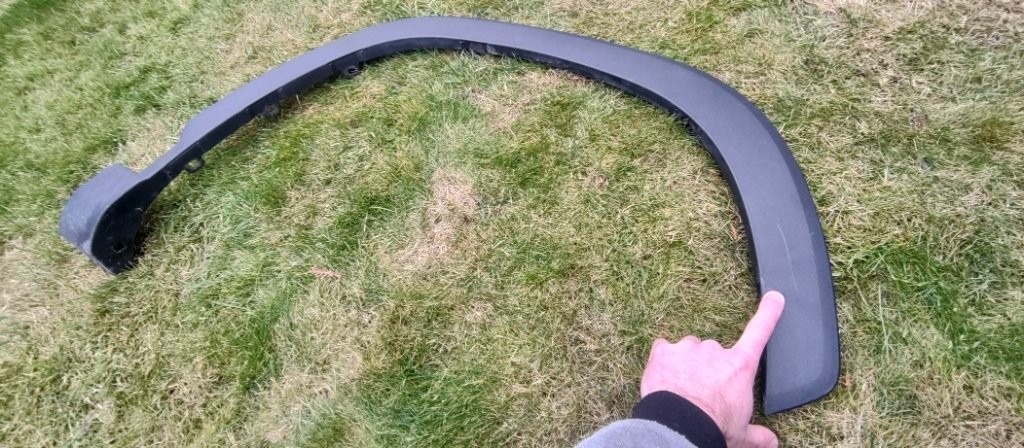 Mercedes W236 C253 W253 - podblatnik maska lem - 3