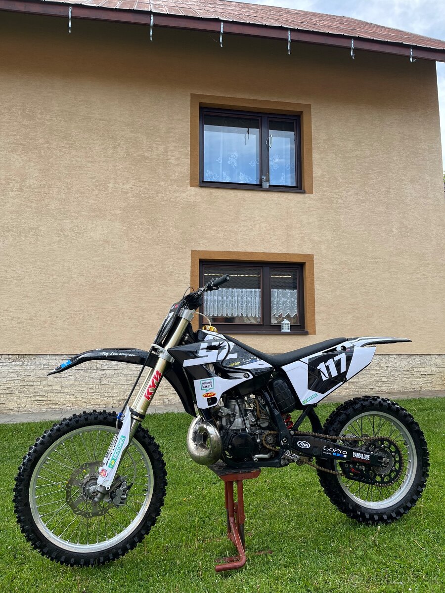 Yamaha YZ250 – výfuk FMF, nové polepy a plasty