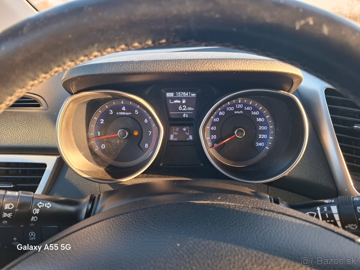 Hyundai i30 HATCHBACK 1,4i MPI Benzín 2015 červená metalíza - 3