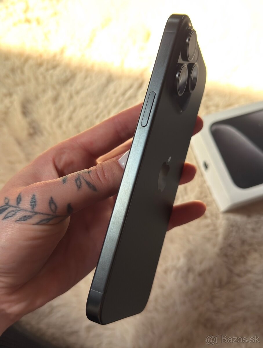 iPhone 15 Pro Max- Čierny titán - 3